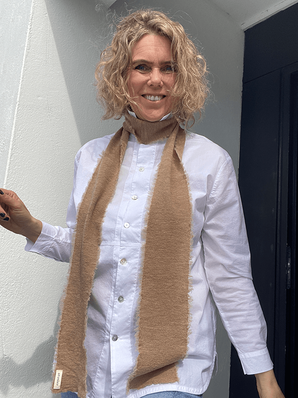 1049 Skjerf Bow, Light Camel Melange, Merino