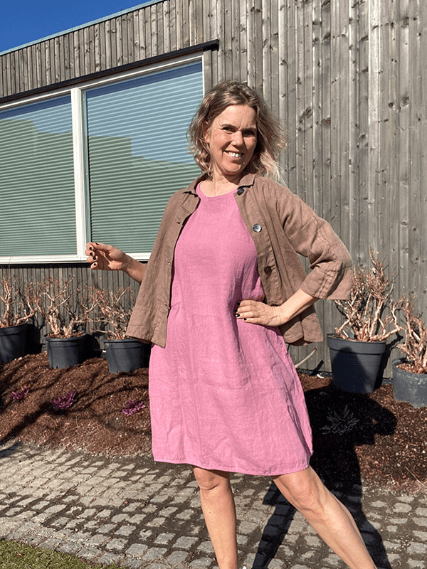 12006 Kjole, Dusty Camelia, Lin Tynn