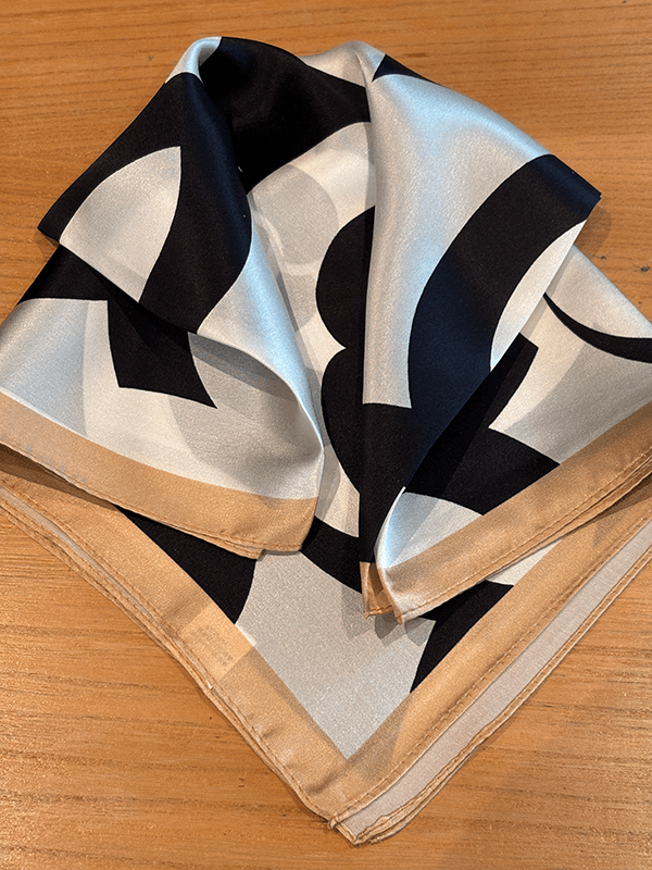 Silkeskjerf 66cm, Iconic, Camel / sort / creme