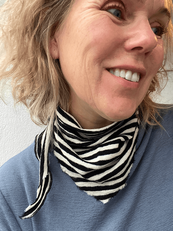 1040 TriangelSkjerf (S), Black / Raw White, Smale Striper, Merino