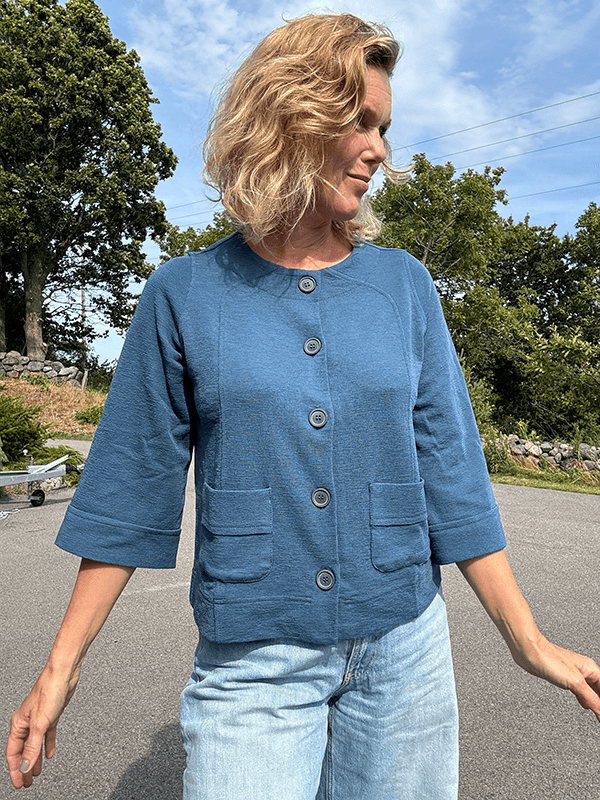 8028 Jakke Rund Hals, Denim Blue, Merino